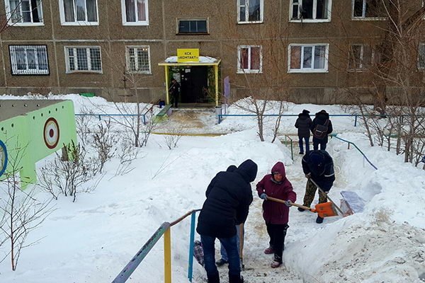 Убирают во дворах